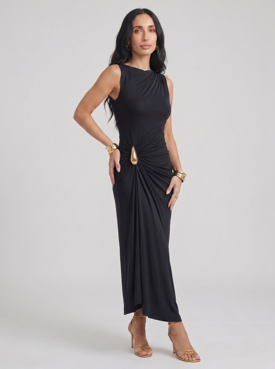 Cinthia | Elegantní šaty se zlatými sponami
