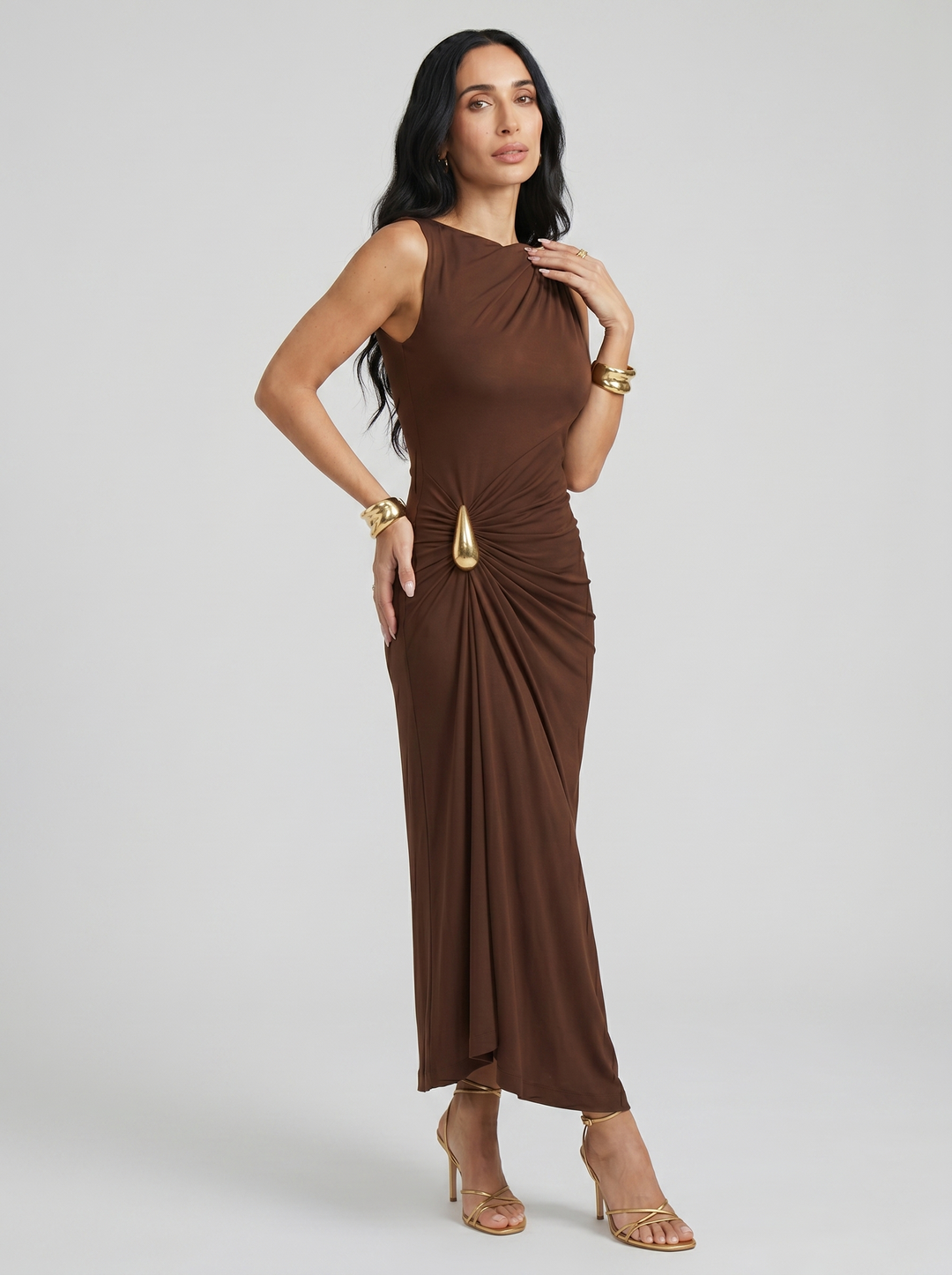 Cinthia | Elegantní šaty se zlatými sponami