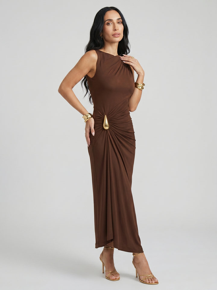 Cinthia | Elegantní šaty se zlatými sponami