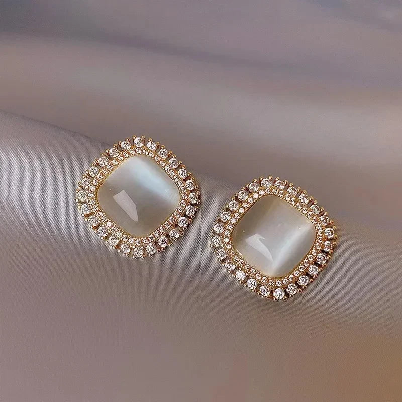 Elegantní čtvercové náušnice s opálem a zirkonem